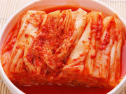 Korean_kimchi_on_the_tongue